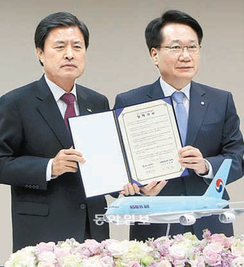 지창훈 대한항공 총괄사장(오른쪽)과 허남식 부산시장이 19일 부산 연제구 부산시의회에서 항공기 테크센터 확장 등의 내용을 담은 양해각서(MOU)를 체결한 뒤 기념사진을 찍고 있다. 대한항공 제공