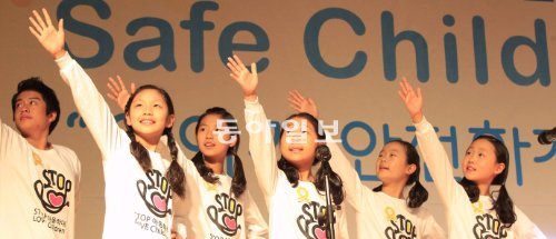 “때리지 마세요”… 아동학대예방의 날 기념 공연 19일 서울 용산구 용산동 국립중앙박물관에서 열린 
‘2012 아동학대예방의 날 및 아동학대예방주간’ 기념행사에서 아동학대예방 홍보대사 어린이들이 아동학대 예방과 방지에 대한 관심을
 촉구하는 공연을 펼치고 있다. 김재명 기자 base@donga.com