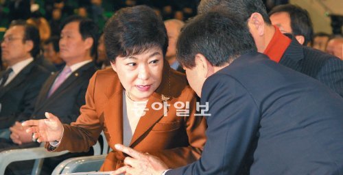 朴, 농업경영인 토론회 참석 새누리당 박근혜 대선후보가 19일 서울 강서구 화곡동 KBS스포츠월드 
체육관에서 열린 ‘한국농업경영인중앙연합회 대선후보 초청 연설회 및 각 당 농정책임자 초청 토론회’에서 유정복 의원(직능본부장)과 
무언가를 의논하고 있다. 김동주 기자 zoo@donga.com