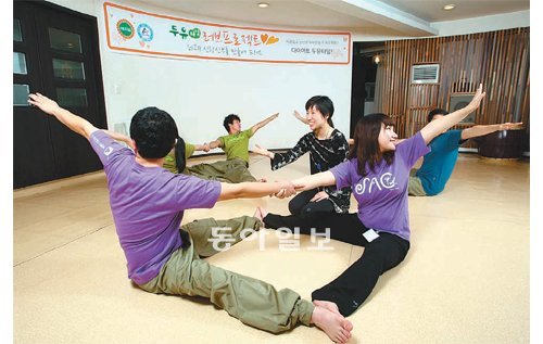 ‘두유타임! 러브프로젝트’에 참가한 예비 신혼부부들이 서울 강남구 소재의 한 요가원에서 커플 요가 프로그램을 체험하고 있다. 정식품 제공