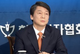 안철수 무소속 대선후보가 20일 서울 프레스센터에서 열린 한국기자협회 주최 대선후보 토론회에서 패널의 질문에 답하고 있다. 백완종 동아닷컴 기자.