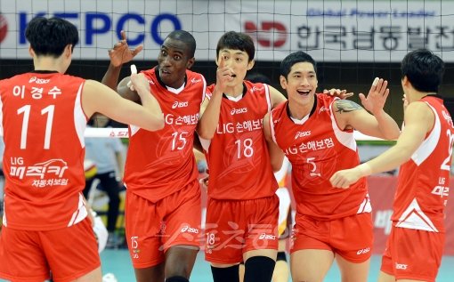 LIG손해보험 선수들이 20일 수원 실내체육관에서 열린 KEPCO와 V리그 원정경기에서 공격을 성공시킨 뒤 환호하고 있다.수원｜김민성 기자 marineboy@donga.com 트위터 @bluemarine007