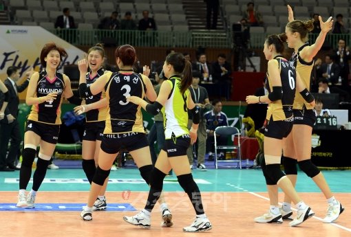 20일 오후 수원 실내체육관에서 열린 '2012-2013 NH농협 V리그' 현대건설과 GS칼텍스의 경기에서 현대건설이 GS칼텍스에 세트스코어 3-1로 승리한 뒤 선수들이 환호하고 있다. 수원｜김민성 기자 marineboy@donga.com 트위터 @bluemarine007