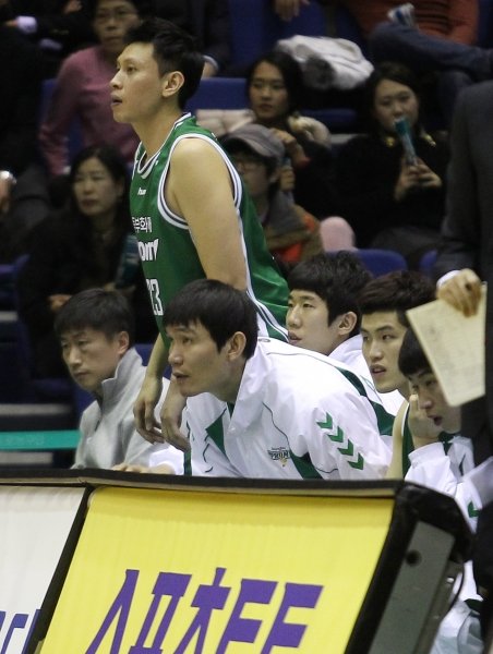 `2012 KB 국민카드 프로농구` 원주 동부 프로미와 창원 LG 세이커스의 경기가 20일 오후 원주 치악체육관에서 열렸다. 동부 김주성이 벤치에 앉아 경기를 지켜보고 있다. 사진제공｜KBL