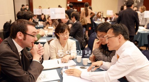 19일 대구 중구 문화동 노보텔에 마련된 프랑스 섬유신소재 상담회에서 지역 섬유기업 관계자들이 방음섬유소재 개발기업인 뒤플로 바이어에게 회사 제품을 설명하고 있다. 다이텍 제공