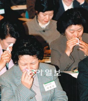 1998년 3월 서울 종로구 공평동 제일은행 본점에서 열린 행사에서 한 지점장 부인이 수많은 동료를 떠나보낸 남편을 생각하며 쓴 ‘남편에게 보내는 편지’를 읽어 내려가자 행사장은 눈물바다가 됐다.