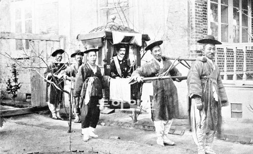 1902∼1903년 대한제국 주재 이탈리아 영사를 지낸 카를로 로제티가 가마를 타고 이탈리아 영사관을 나서고 있다. 글항아리 제공
