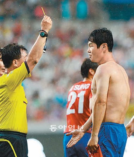 최용수 서울 감독(오른쪽)이 7월 5일 열린 K리그 올스타전에서 골을 넣은 뒤 마리오 발로텔리의 골 세리머니를 따라하다 경고를 받고 있다. 동아일보DB