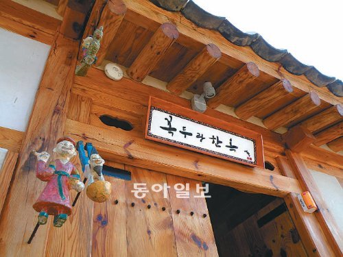 서울 북촌 한옥마을에 문을 연 ‘꼭두랑한옥’에서는 상여에 쓰이는 장식품인 꼭두 60여 점과 함께 전통 한옥 내부를 둘러볼 수 있다. 꼭두박물관 제공