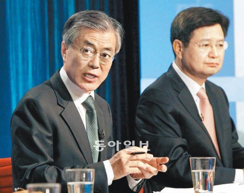 방송기자클럽 토론 민주통합당 문재인 대선후보(왼쪽)가 20일 서울 영등포구 여의도 63시티에서 열린 한국방송기자클럽 주최 대선후보 초청 토론회에 참석해 패널들의 질문에 답하고 있다. 안철민 기자 acm08@donga.com