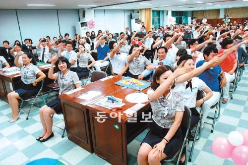 고객이 OK할때까지… 올해 9월 광주축산농협 직원들이 ‘통합마케팅 역량 강화프로그램’에 참가해 고객만족(CS) 교육을 받던 도중 강사의 가르침에 따라 간단한 체조를 하고 있다. 농협중앙회 제공