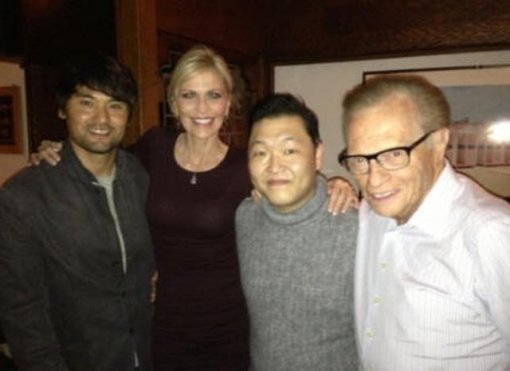 박찬호(왼쪽 끝)가 가수 싸이(왼쪽 3번째)와 함께 미국의 유명 토크쇼 진행자 래리 킹(오른쪽 끝) 부부와 기념촬영을 했다. 사진출처｜래리 킹 트위터