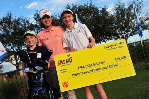 최나연(가운데)이 ‘LPGA-USGA Girls Golf’에 3만 달러를 기부했다. 성금 전달 후 유소년 골퍼들과 기념촬영을 하고 있다. 사진제공｜LPGA