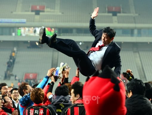 FC서울이 21일 제주를 1-0으로 꺾고 K리그 우승을 확정지은 가운데 선수들이 최용수 감독을 헹가래치며 우승을 자축하고 있다. 상암｜박화용 기자 inphoto@donga.com 트위터 @seven7sola