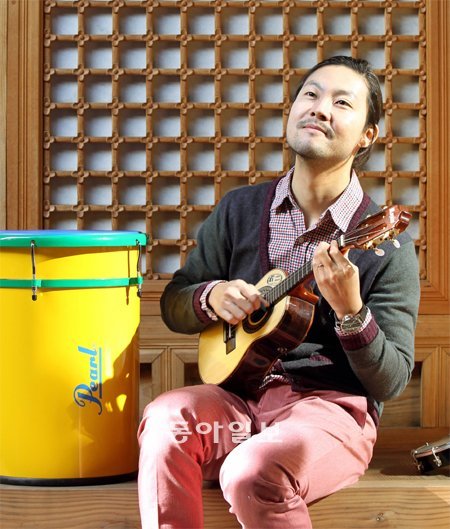 싱어송라이터 이해완이 한옥 마루에서 카바키뉴를 치며 1집 타이틀곡 ‘매우 쌈바!’를 불렀다. 브라질 타악기인 탄탄(왼쪽)의 색채가 문살 무늬와 어울렸다. 김미옥 기자 salt@donga.com