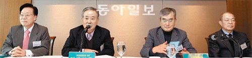 21일 서울 중구 태평로 한국프레스센터에서 열린 건전재정포럼 토론회에서 강봉균 전 재정경제부 장관(왼쪽에서 두 번째)이 ‘재정건전성을 유지하려면 정치 혁신이 중요하다’라는 제목의 주제발표를 하고 있다. 왼쪽부터 정동수 국가경영전략연구원장, 강 전 장관, 이승훈 서울대 명예교수(경제학), 장준봉 전 경향신문 사장. 김미옥 기자 salt@donga.com