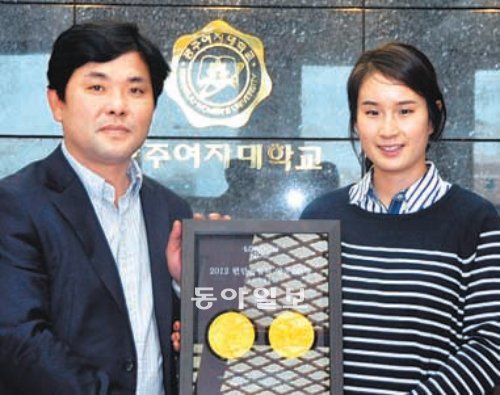 기보배 선수가 20일 광주여대 총장실에서 대학시절 스승인 김성은 광주여대 감독(왼쪽)에게 순금 메달과 감사의 글이적힌 액자를 선물했다. 광주여대 제공