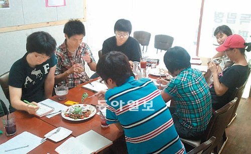 부산 금정구 장전동 청년들과 남산동 주부자들이 서로 교차 취재한 내용을 놓고 토론을 벌이고 있다. 이들은 제1호 잡지 께끼다와 2호 잡지 엇끼다를 펴낸 뒤 현재는 3호 잡지 대끼다 만들기 작업을 하고 있다. 금샘마을공동체 제공