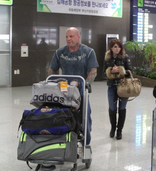 ‘스노우맨’ 제프 몬슨이 21일 김해공항을 통해 입국하고 있다. 사진제공=로드FC
