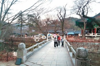 충남 공주시 사곡면 마곡사. 천년고찰인 마곡사 주변의 아름다운 풍광 및 태화산과 개울로 이어진 ‘솔바람길’을 즐기려는 가족단위 관광객들이 이곳을 많이 찾는다. 지명훈 기자 mhjee@donga.com