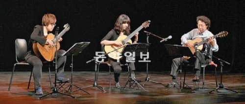 6월에 열렸던 인천 남동문화예술회관 제1회 이끔이축제에서 기타 연주를 하고 있는 재능기부자들. 24일 제2회 이끔이축제에서 10여 명이 공연을 펼친다. 인천 남동문화예술회관 제공