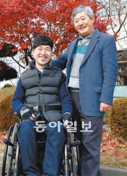 최근 제자 신근섭 씨에게 휠체어를 선물한 박기용 교수(오른쪽)가 신 씨와 함께 포즈를 취했다. 신 씨는 불의의 교통사고로 전신이 마비되어 1급 장애인이 됐다. 영남대 제공