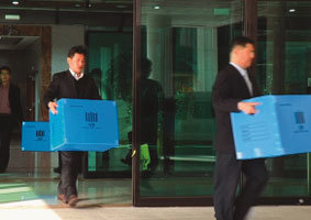 11월 11일 김수창 특임검사팀이 김광준 검사의 사무실을 압수 수색한 뒤 자료를 상자에 담아 나오고 있다.