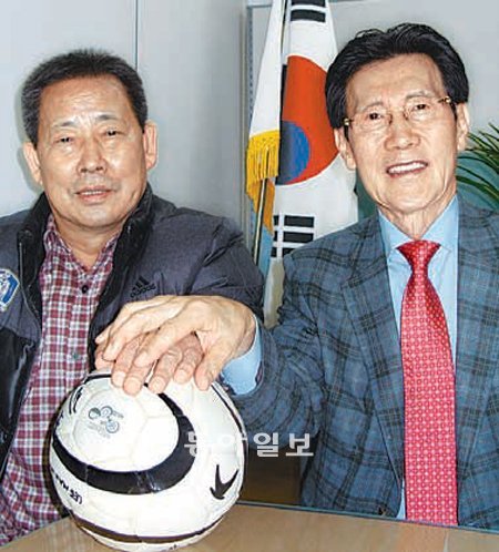 1996년 한국유소년축구연맹 창설 때부터 17년간 ‘유소년 축구의 선진화’를 주도하고 있는 김휘 회장(오른쪽)과 김영균 부회장. 양종구 기자 yjongk@donga.com