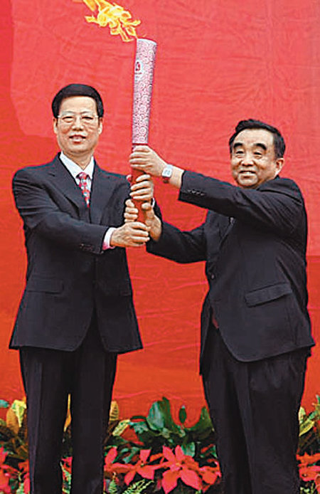 장가오리 중국 신임 공산당 중앙정치국 상무위원(왼쪽)이 톈진 시 서기로 있던 2008년 8월 1일 전국 주요 도시를 순회하는 베이징 올림픽 성화가 톈진에 오자 이를 넘겨받고 있다. 사진 출처 톈진정우망