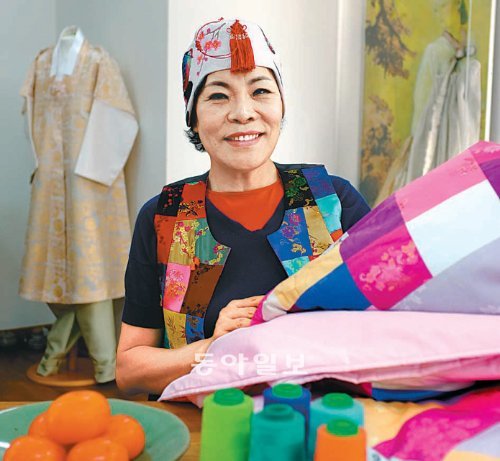 한복 디자이너 박술녀 씨가 최근 홈쇼핑을 통해 출시한 침구 브랜드인 ‘박술녀침장’ 제품을 설명하고 있다. 염희진 기자 salthj@donga.com