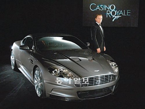 2006년 개봉한 영화 ‘007 카지노로얄’에서 주인공 제임스 본드 역을 맡은 배우 대니얼 크레이그가 이 영화에 출연한 애스턴마틴 ‘DBS’ 옆에서 포즈를 취하고 있다. 애스턴마틴 제공