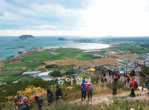 제주올레 21코스가 24일 개장함에 따라 제주를 한 바퀴 도는 코스 개설이 마무리됐다. 21코스 지미봉 정상에서는 성산일출봉, 우도, 한라산 등이 한눈에 들어오는 장관이 펼쳐진다. 임재영 기자 jy788@donga.com