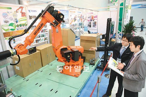 24일 대구 북구 엑스코에 마련된 제1회 대구국제로봇산업전 전시장에서 관람객들이 주조공정용 절단로봇의 작동 원리를 살펴보고 있다. 한국로봇융합연구원 제공