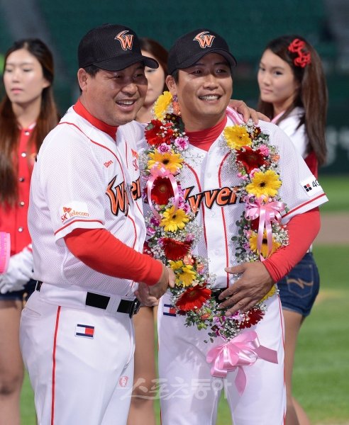 박재홍(오른쪽)이 300홈런을 이뤘던 SK를 떠나 현역 연장을 꾀한다. 스포츠동아DB