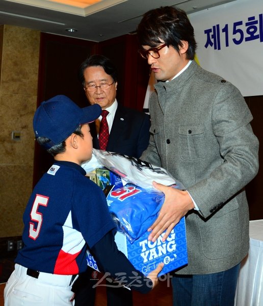 “열심히 야구하렴!” 한화 박찬호(오른쪽)가 25일 서울 소공동 롯데호텔에서 열린 제15회 박찬호장학회 꿈나무 야구장학생 장학금 
전달식에서 장학금과 함께 기념품을 전달하고 있다. 박화용 기자 inphoto@donga.com 트위터 @seven7sola