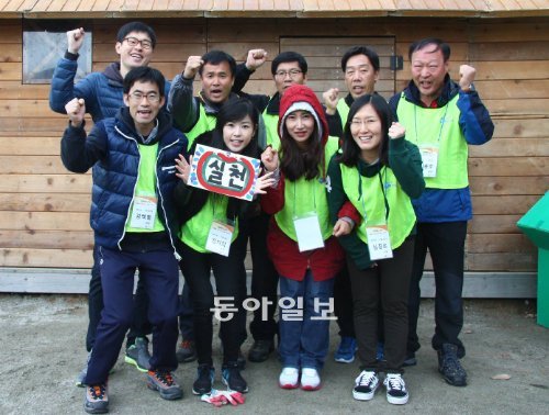 지난달부터 열리고 있는 ‘위기극복·변화혁신 교육’에 참가한 태광그룹 직원들이 주먹을 쥔 채 구호를 외치고 있다. 태광그룹 제공