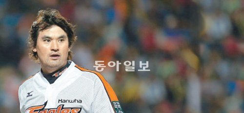 한화의 충남 서산 마무리캠프에 불참한 채 미국에서 3주 동안 머물며 은퇴와 현역 연장 사이에서 고심했던 박찬호는 25일 서울 중구 소공동 롯데호텔에서 열린 제15회 박찬호장학회 장학금 전달식에서 진로를 밝힐 것으로 예상됐다. 하지만 박찬호는 “아직 마음이 반반이다. 구단과 논의해 최종 결론을 내겠다”고 밝혔다. 동아일보DB