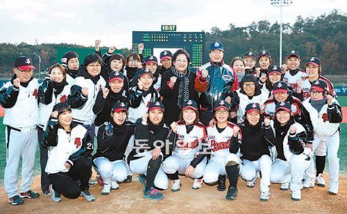 구본준 LG전자 부회장(뒷줄 오른쪽에서 여섯 번째)과 김을동 한국여자야구연맹 회장(구 부회장의 왼쪽)이 24일 ‘LG배 한국여자야구대회’에서 우승한 서울 블랙펄스 선수들과 함께 파이팅을 외치고 있다. LG전자 제공