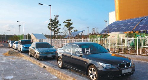 19일 오후 4시 반 하교 시간이 가까워지자 한국국제학교(KIS) 앞에 학생들을 마중 나온 학부모들의 차량이 줄을 이었다. 아우디, 포르셰, BMW 같은 고급 수입자동차가 상당수였다. 서귀포=장윤정 기자 yunjung@donga.com