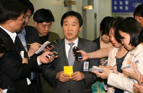 2007년 한화 김승연 회장 폭행 사건 수사 과정에 대해 브리핑하는 서울 남대문경찰서 강대원 당시 수사과장. 동아일보 DB