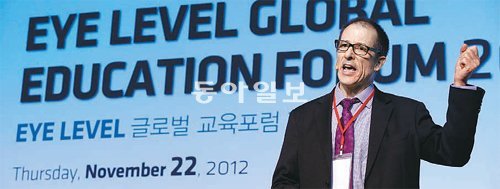 제21회 눈높이교육상 수상자인 미국 뉴욕 브롱스 차터 스쿨의 브루스 발라드 교사가 자신이 개발한 한글 수업법인 ‘침묵 학습법’을 소개하고 있다. 대교문화재단 제공