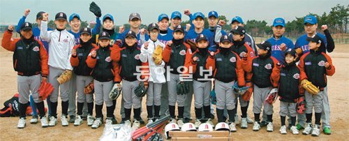 ‘인천시 리틀 야구단’ 선수단이 25일 인천 중구 운서동 체육공원에서 친선경기를 마친 뒤 하얏트리젠시인천호텔 임직원들(파란색 유니폼)과 기념 촬영을 하고 있다. 인천시리틀야구단 제공