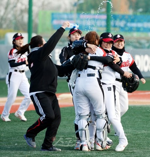2012 LG배 한국여자야구대회에서 전승으로 우승한 서울 블랙펄스 선수들이 최종 결승전이 끝나자 그라운드로 나와 서로 얼싸안으며 기뻐하고 있다. 익산｜김민성 기자