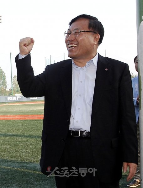 대회 주최사인 LG전자 이영하 사장이 주먹을 불끈 들어올린 채 환하게 웃으며 최종 결승전을 앞둔 선수들에게 격려를 보내고 있다. 익산｜김민성 기자