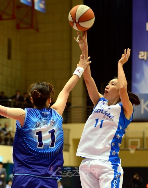 우리은행 임영희(오른쪽)가 26일 구리실내체육관에서 열린 여자프로농구에서 KDB생명 조은주의 수비를 피하며 슛을 하고 있다. 구리｜김민성 기자 marineboy@donga.com 트위터@bluemarine007