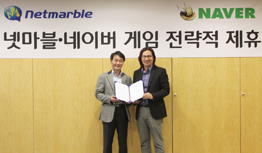 조영기 CJ E&M 넷마블 부문대표(왼쪽)와 이은상 NHN 게임사업부문 대표가 파트너십 체결뒤 사진 촬영을 하고 있다. 사진제공｜CJ E&M
