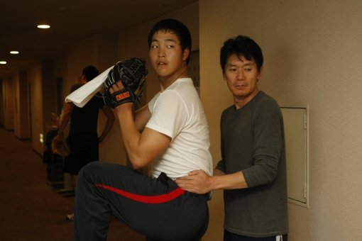 늦은 시간 숙소 복도에서 신인 조상우의 투구폼을 지도하는 이강철 수석코치. 사진제공 | 넥센 히어로즈