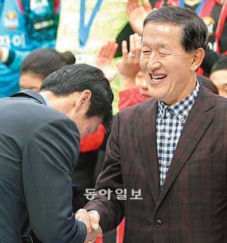 프로축구 FC 서울의 구단주인 허창수 GS회장(오른쪽)이 25일 서울월드컵경기 장에서 열린 2012 K리그 챔피언 시상식에서 최용수 감독과 악수를 하며 활짝 웃고 있다. FC 서울 제공