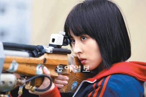 영화 ‘26년’에서 ‘그 사람’ 암살의 주 임무를 맡은 미진 역의 한혜진. 사격선수 출신인 미진은 어린 시절 안방으로 날아든 계엄군의 총탄에 어머니를 잃었다. 청어람 제공