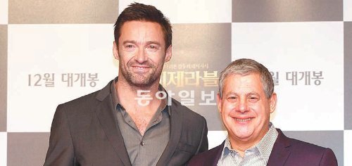 휴 잭맨(왼쪽)은 장발장을 위한 노래로 영화에 새로 삽입한 ‘서든리(Suddenly)’를 인상깊은 음악으로 꼽았다. 오른쪽은 프로듀서 캐머런 매킨토시. UPI코리아 제공